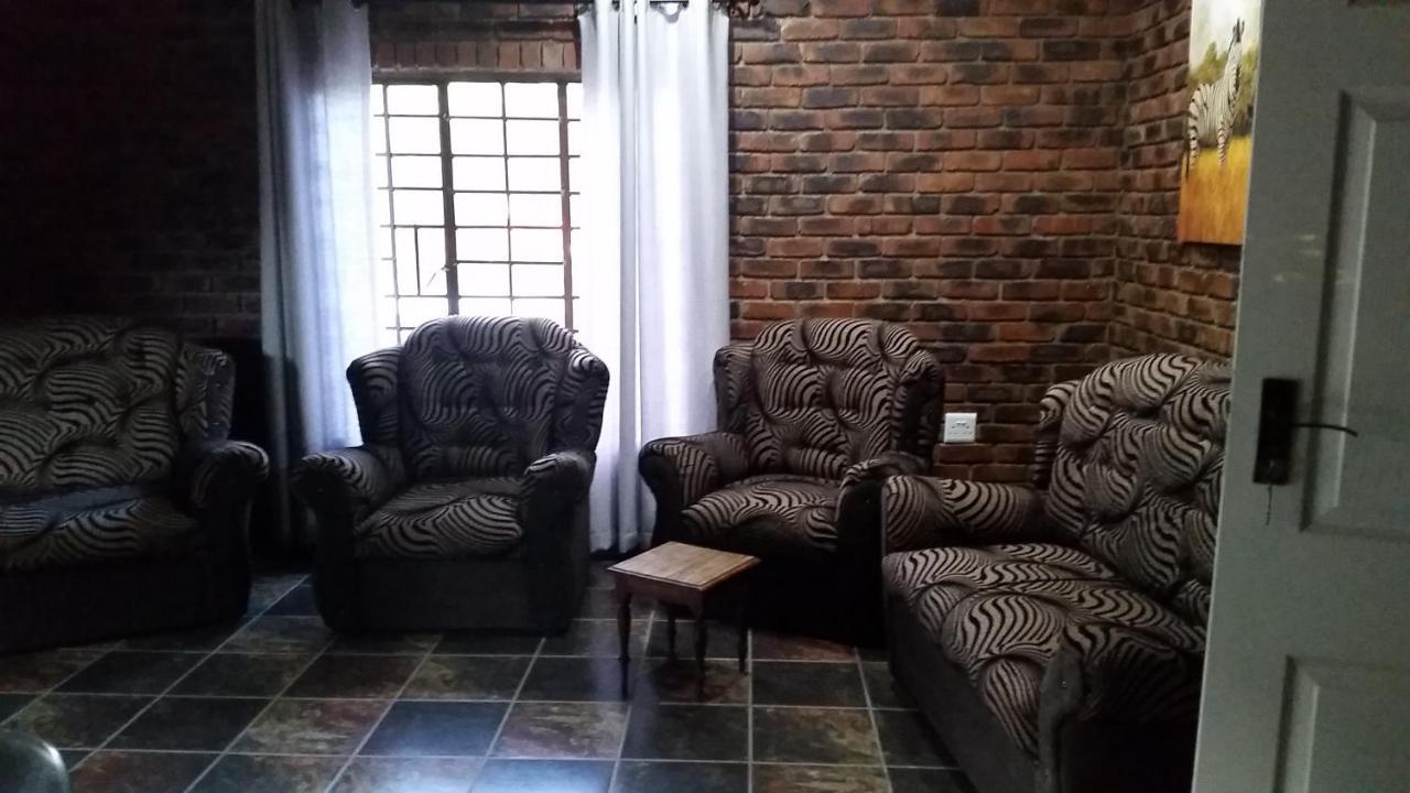 Kruger Wild Dog Inn マールロス・パーク エクステリア 写真