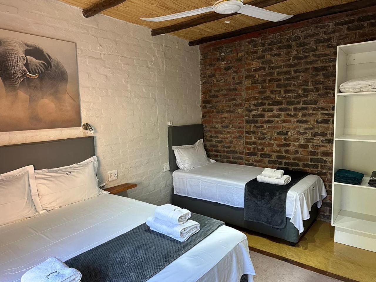 Kruger Wild Dog Inn マールロス・パーク エクステリア 写真